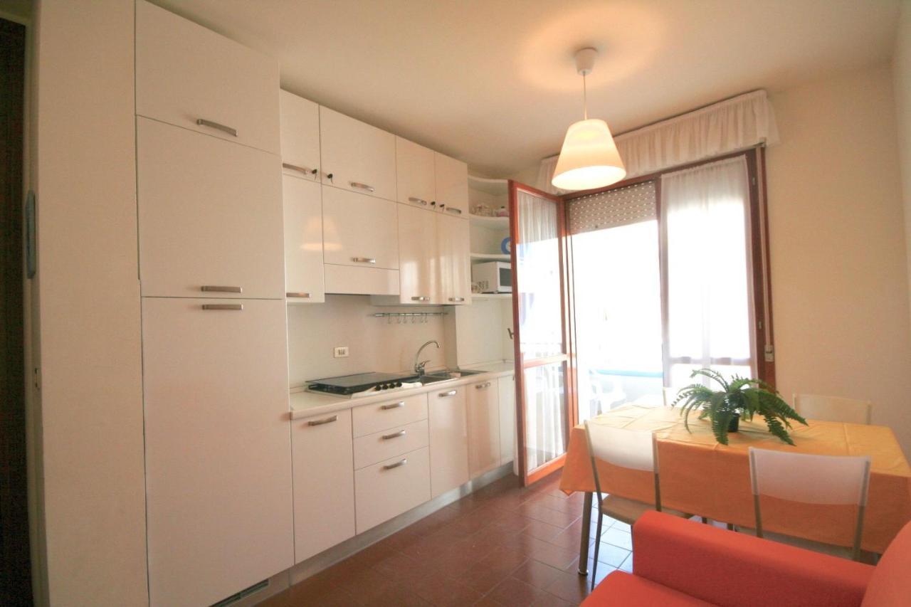 Ba- Althea - Piscina- Apartment Lignano Sabbiadoro Bagian luar foto